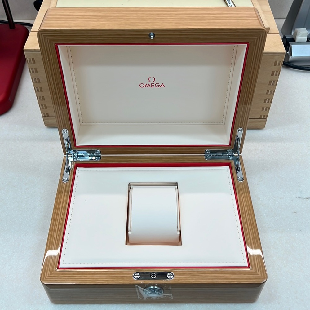 OMEGA standard watchbox